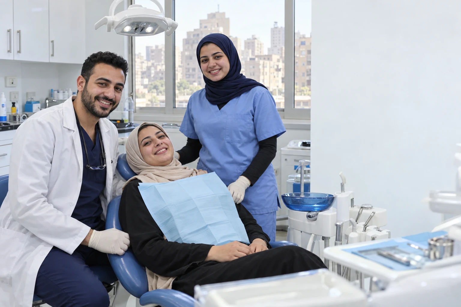 طبيب وممرضة مصرية محجبة داخل عيادة الأسنان